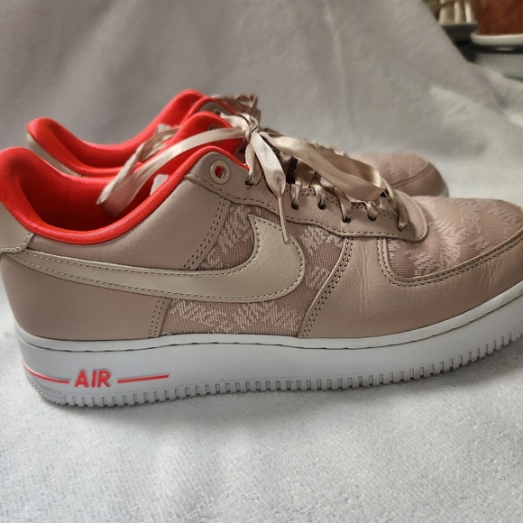 Nike Air Force 1 Low Top Sneakers in Beige with Coral Accents - Picture 2 of 8